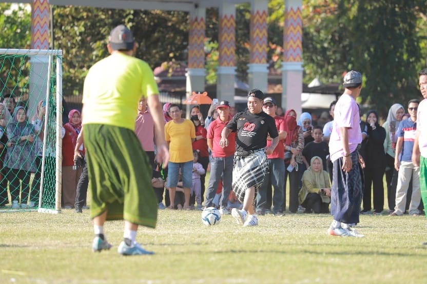 Sepak Bola Sarung Antar Pejabat di Wajo Meriahkan HUT RI ke-80