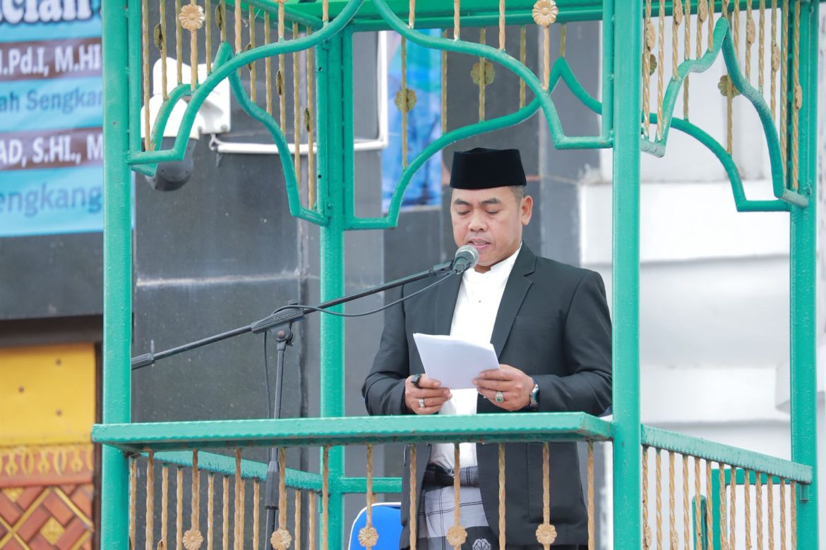 Bupati Andi Rosman dan Wakilnya Kompak Salat Idul Fitri di Masjid Agung Ummul Quraa Sengkang : Momen Saling Memaafkan