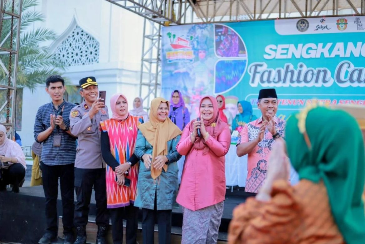 Kain Sutra Sengkang Hiasi Fashion Karnaval FDT 2025 di Wajo, Bupati : Sutra Ciri Khas Kita