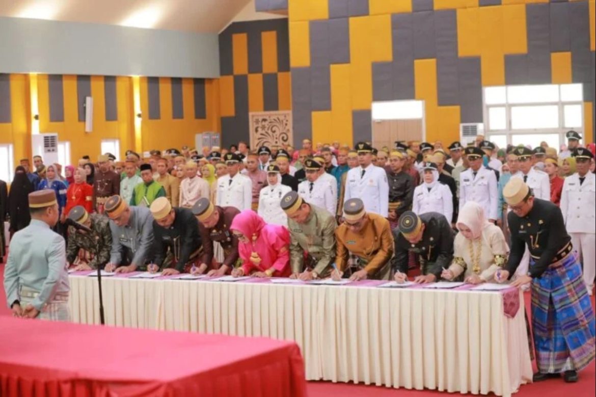 Bernuansa Adat Bugis, Bupati Andi Rosman Lantik 364 Pejabat Wajo Berbalut Jas Tutup dan Baju Bodo